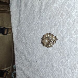 Elegant Pearl and Gold Brooch